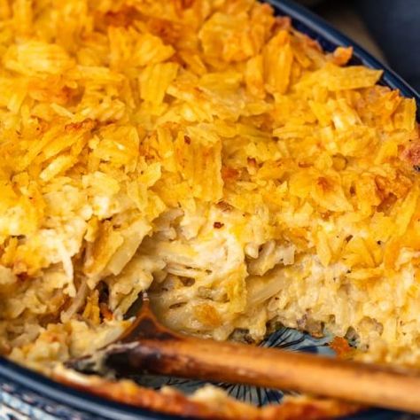 Cheesy Potato Casserole is the ideal holiday side dish recipe for anyone that loves cheese and potatoes. This hash brown potato casserole recipe is super easy, super cheesy, and topped off with a crunchy potato chip topping! Potato Delight Hashbrown Casserole, Loaded Hash Brown Casserole, Hash Brown Patty Casserole, Cheesy Potatoes With Hashbrowns, Best Twice Baked Potatoes, Hash Brown Potato Casserole, Hash Brown Cheesy Potato Casserole, Cheesy Hashbrown Casserole, Cheesy Hashbrowns