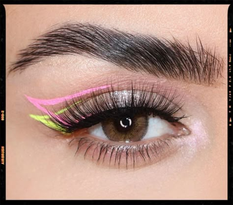 Makeup Color Liner Looks, Color Liner Makeup Eyeliner, Color Eyeliner Styles, Fun Liner Looks, Eyeliner Two Colors, Colorful Liner Looks, Easy Graphic Liner Ideas, Colorful Liner Makeup, Simple Graphic Eyeliner Ideas