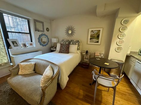 Tour a Small “Maximal Traditionalist” NYC Studio Apartment | Apartment Therapy Apartment Rooms, Nyc Studio Apartments, Kitchen Bohemian, Tiny Studio Apartments, Studio Apartment Living, Bedroom Traditional, Traditional Dining Rooms, Studio Apt, Small Studio Apartment