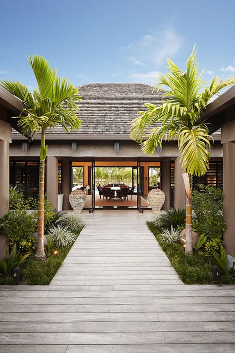 Balinese Villa, Bali Style Home, Tropical Beach Houses, Modern Tropical House, Tropical House Design, Bali Resort, Bali House, Resort Architecture, Tropical Architecture