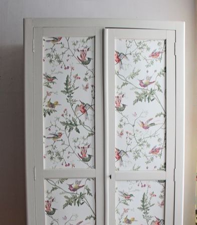 Cupboard Wallpaper Ideas, Wallpaper For Cupboards, Upcycled Wardrobe Ideas Inspiration, Wardrobe Door Wallpaper, Wallpaper Wardrobe Doors Diy, Diy Wardrobe Makeover, Iron Almirah Makeover, Diy Cupboard Doors Makeover, Almirah Painting Ideas Diy