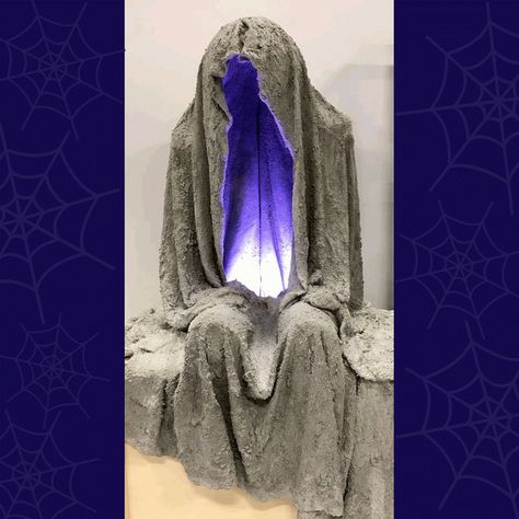 Make this: Eerie Front Porch Ghost for Halloween. See the video with color changing light - So cool! Ghost Front Porch, Cheesecloth Ghost Diy, Halloween Reaper, Ghost Tutorial, Ghost For Halloween, Diy Halloween Ghosts, Diy Drapes, Cheesecloth Ghost, Spiderman Room