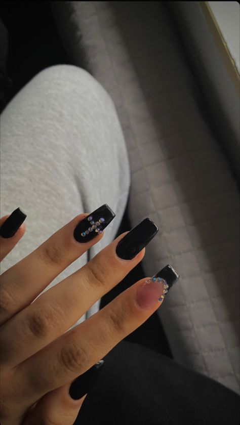 Black Baddie Nails Short, Nail Basic Design, Yk 2 Nails, Nails Inpo Y2k, Nail Yk2, Y2k Nails Mid Length, Black Yk2 Nails, Yk2 Nails Long, Short Black Nails With Design