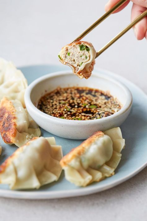 Mandu (Korean Dumplings) Instant Pot Pork Recipes, Mandu Korean, Korean Dumplings, Bawang Bombay, Dumpling Filling, Garlic Chives, Dumplings For Soup, Beef Chili, Wonton Wrappers