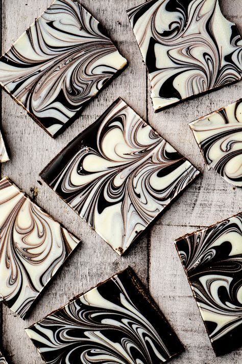 Black and white chocolate swirled bark ~ theviewfromgreatisland.com Black And White Food Ideas, Black And White Snacks, Black And White Party Food, Black And White Treats, Black And White Desserts, Tiger Butter Recipe, Black White Food, Tiger Bark, Black And White Food