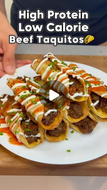 Hunter Micheletto on Instagram: "🌮 Low Calorie High Protein Beef Taquitos   Ingredients:   -1 lb lean beef  -1 packet low sodium taco seasoning  -1/2 cup nonfat Greek yogurt  -1/2 cup Low fat cheddar cheese  -4oz Green chilies -Hot sauce | Low cal ranch | Chives, for garnish   🚨🚨important note:  To ensure your corn tortilla shells stay intact, try heating up only half (5) tortillas at a time. Wrap them in a damp paper towel, then in foil, and bake them in the oven at 350°F for 10 minutes. This method helps maintain their structural integrity.  Macros per taquito:  Calories: 134  Fats: 3.5g Carbs: 10g  Protein: 15g   #lowcalorie #lowcaloriemeals #lowcalorierecipes #highprotein #highproteinrecipes #healthyfood #taquitos #easytomake #recipe #weightlossfood" High Protein Taquitos, High Protein Tacos, Low Sodium Taco Seasoning, Beef Taquitos, Taquitos Beef, High Protein Dishes, Low Calorie High Protein, Ww Food, Taquitos Recipe