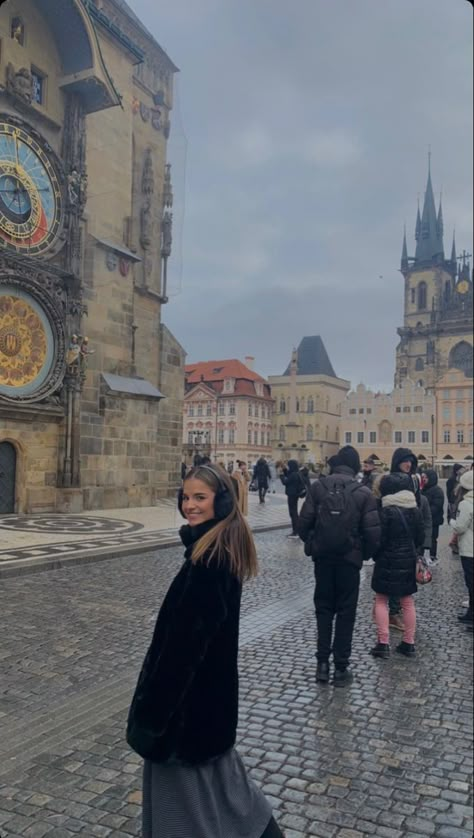 martasanchiis ig Prague Study Abroad, Prague Outfit Summer, Czech Fashion Prague Street Styles, Prague Photo Ideas Winter, Prague Czech Republic Outfit, Prague Pictures Ideas, Prague Outfit Winter, Prague Aesthetic Outfit, Prague Instagram Photos