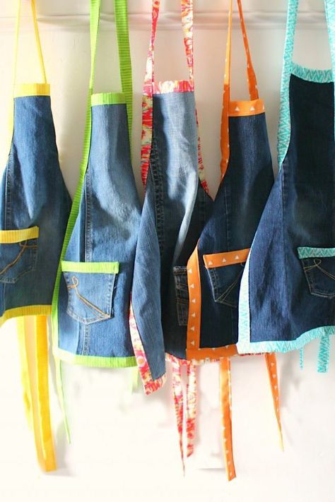 What To Do With Old Jeans, Reuse Jeans, Återvinna Jeans, Denim Aprons, Jean Apron, Diy Apron, Apron Sewing Pattern, Blue Jeans Crafts, Denim Apron