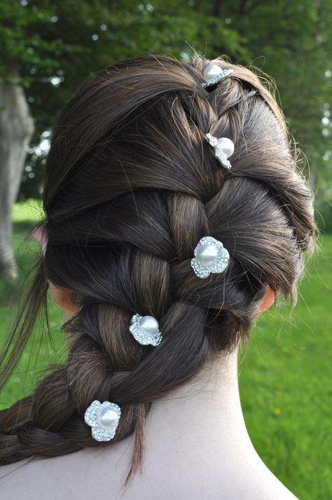 Beautiful pearl and diamante flower pins work really well with this classic French plait, simple yet sweet wedding hair idea... French Plait Hairstyles, Plaits Tutorial, Wedding Hair Plaits, Side Plait, French Plait, Flower Braids, Plaits Hairstyles, Flower Girl Hairstyles, Wedding Hair Flowers