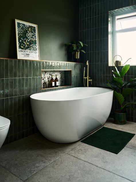 Bathrooms With Green Tile Walls, Dark Green En Suite, Dark Green And Marble Bathroom, Green Tiles Small Bathroom, Green Pattern Tile Bathroom, Bathroom Tiles Idea, Green Tiles Bathroom Interior Design, Moody Tile Bathroom, Green Tiled Bathrooms Ideas