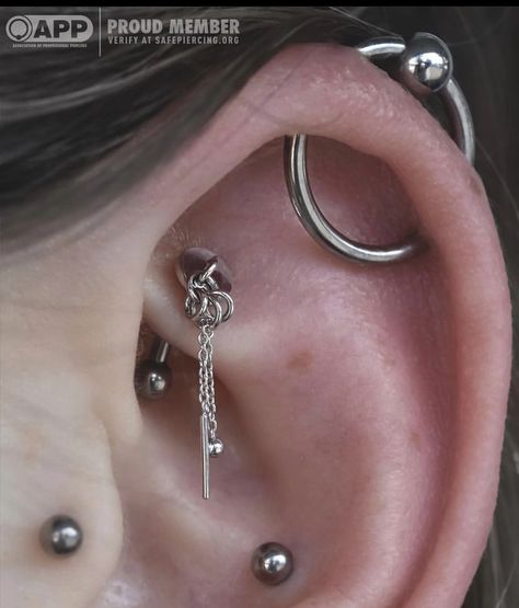 Cool Piercing Ideas, Cool Piercing, Orbital Piercing, Cool Piercings, Piercing Ideas, On The Top, Conch, Helix, A Couple