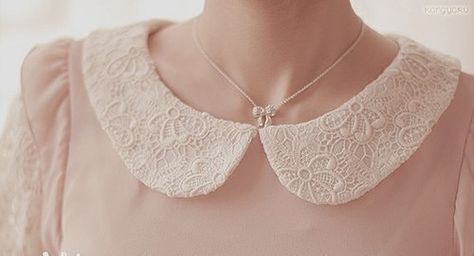 Love the necklace and the collar Peter Pan Neck, Collar Outfits, Peterpan Collar, Simple Frock Design, Simple Frocks, Peter Pan Collars, Dress Neck Designs, Designer Outfits, Frock Design