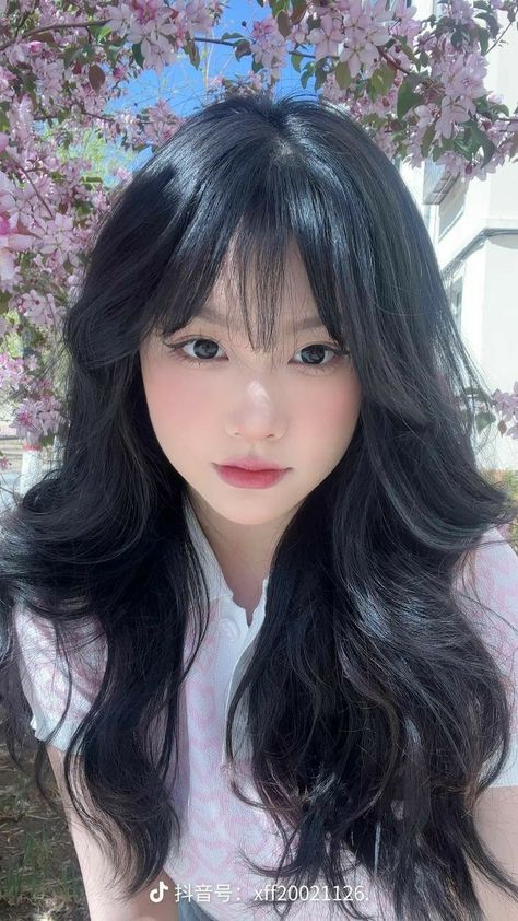 Medium Length Hair Styles For Round Faces Bangs Long Layered, Korean Full Bangs, Korean Wavy Hair, Haircuts For Square Faces, Growing Out Bangs, Hair Style Korea, Hair Inspiration Long, Summer Haircuts, Hairstyles For Layered Hair