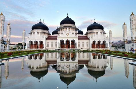 Samudra Pasai: Jejak Sejarah Kesultanan Islam Pertama di Nusantara BUGURUKU Samudra Pasai: Jejak Sejarah Kesultanan Islam Pertama di Nusantara. Samudra Pasai adalah salah satu kerajaan pertama di Nusantara yang menganut agama Islam. Berlokasi di Aceh, Sumatra, kesultanan ini memiliki peran penting dalam penyebaran agama Islam di wilayah ini dan berperan sebagai pusat perdagangan yang strategis. Dalam artikel ini, kita akan menjelajahi sejarah, perkembangan, dan warisan … The post Samudr... Ramadan Festival, Earth Beauty, Month Of Ramadan, Banda Aceh, Grand Mosque, Beautiful Places In The World, Beautiful Place, History Design, Archipelago