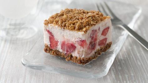 A creamy frozen treat made with fresh strawberries and topped with crunchy Nature Valley™ granola bars. Easy to make and perfect for a hot summer day! Frozen Strawberry Desserts, Fudge Caramel, Strawberry Crunch Cake, Crunch Cake, Icebox Cake, A Piece Of Cake, Cream Desserts, Strawberry Desserts, Piece Of Cake