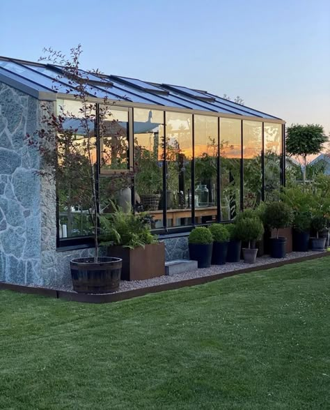 Attached Greenhouse Sunroom Conservatory, Indoor Greenhouse Room, Contemporary Greenhouses, Modern Greenhouse, Dreamy Garden, Backyard Balcony, Home Greenhouse, Backyard Greenhouse, Backyard Renovations