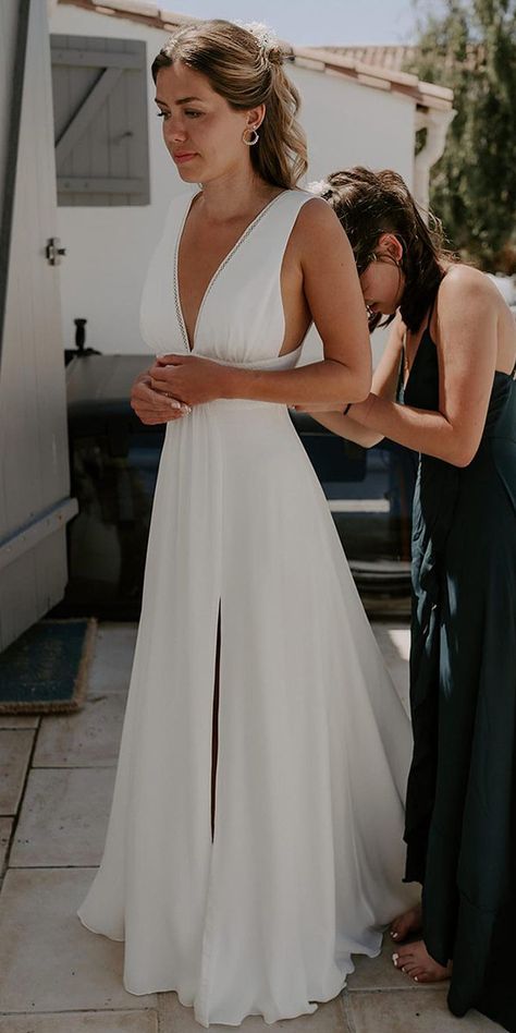 Wedding Dresses For Small Chested Women, Wedding Dresses Chiffon Flowy, Simple Beach Wedding Dress Boho Summer, Wedding Dresses Casual Simple, Simple Outdoor Wedding Dress, Wedding Dresses No Lace Simple, Simple Bohemian Wedding Dress, Alternative To Wedding Vail, Boho Elegant Wedding Dress