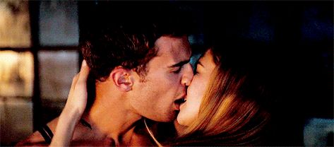 Divergent Gif, Divergent Kiss, Fast Furious Quotes, Divergent Cast, Divergent Factions, Tris And Tobias, Divergent Movie, Tris And Four, Theodore James