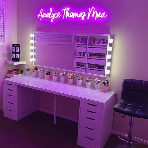 Makeup Product & Vanity👄💄 on Instagram: “Tag someone who would love this room 🥰 Follow @makeupromote 📸 @analycethomas” Mirror Placement Ideas, Cute Vanity Ideas, Home Makeup Studio, Ideas For Girls Bedroom, Baddie Room Ideas, Makeup Studio Ideas, Cute Vanity, Makeup Studio Decor, Vanity And Mirror