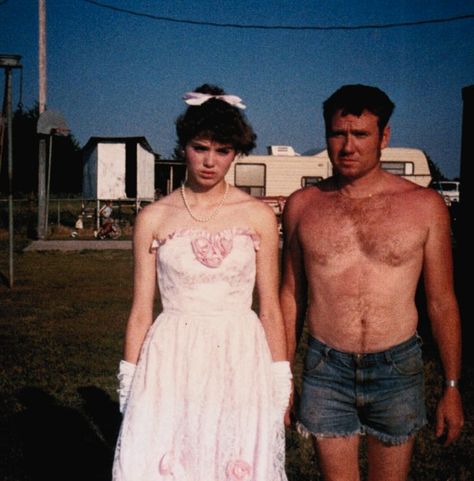 Worst Prom Dresses, Awkward Prom Photos, 70s Prom, Funny Prom, Prom Dates, Funny Love Pictures, Awkward Photos, 80s Prom, Awkward Family Photos