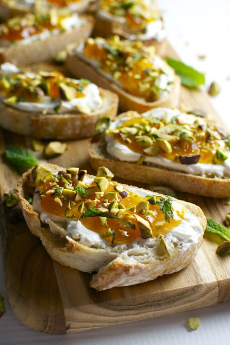 Goat Cheese and Apricot Crostini with Pistachios and Mint - Stuck On Sweet Appetizer Dishes, Summer Appetizer, Appetizers For Party, Naan, Appetizers Easy, Goat Cheese, Finger Food, Clean Eating Snacks, Appetizer Snacks