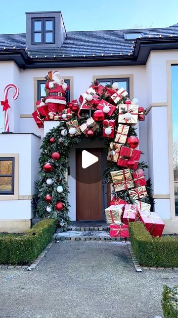 Roof Christmas Decorations, Santa House Decorations Ideas, Christmas Roof Decor, Christmas Entrance Decor, Christmas Installation, Christmas Exterior, Christmas Entrance, Christmas Arch, Christmas Barn