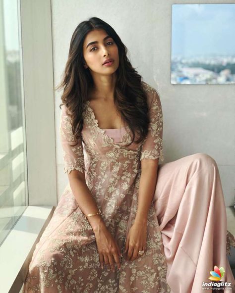 Stylish Actresses, Actress Hairstyles, Dress Models, Pooja Hegde, Indian Attire, Bollywood Girls, Movie Reviews, Indian Actress Hot Pics, How To Pose