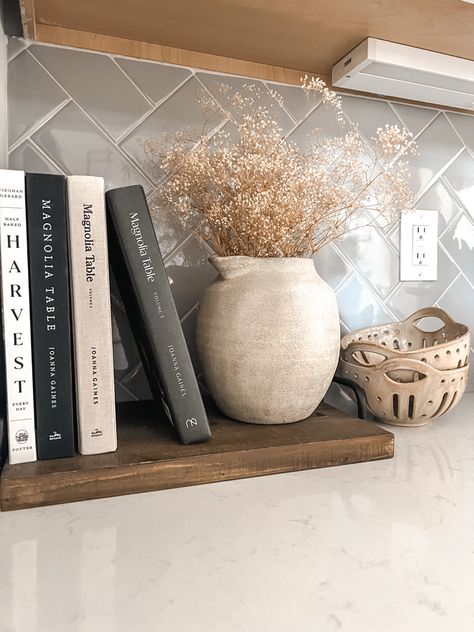 Kitchen Counter Styling Apartment, Magnolia Table Kitchen Decor, Kitchen Stove Decor Ideas, Kitchen Decor Cookbooks, Kitchen Counter Decor Cookbooks, Marble Countertops Kitchen Decor, Cookbook Counter Display, Cook Book Kitchen Decor, Cookbook Kitchen Decor