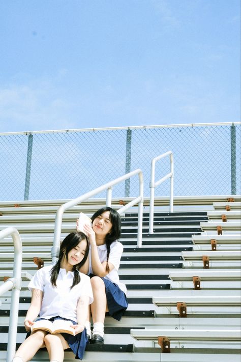 High School Bleachers Aesthetic, School Aesthetic Photoshoot, 90s School Aesthetic, Bleachers Photoshoot, Bleachers Aesthetic, Uniform Private School, School Uniform Photoshoot, Japanese Graduation, High School Photoshoot