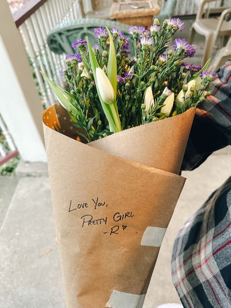 Bouquets From Boyfriend, Romantic Things Aesthetic, Boyfriend Giving Flowers Aesthetic, Boyfriend Holding Flowers, Boyfriend Bringing Flowers, Flower Bouquet From Boyfriend, Flower Bouquet Boyfriend, Fall Aesthetic Boyfriend, Notes From Boyfriend