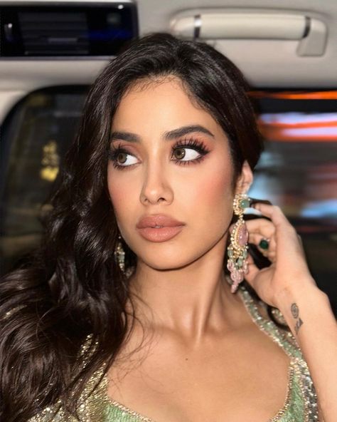 Jahnavi Kapoor, Black Hair Video, South Asian Aesthetic, Sultry Makeup, Bold Dresses, Janhvi Kapoor, Makeup Artist Tips, Traditional Look, Bollywood Updates