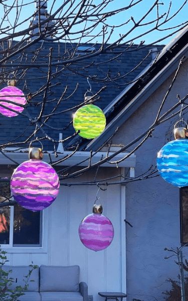 Christmas Ornament Giant Ornaments Outdoor, Giant Ornaments Outdoor Diy, Diy Inflatable, Christmas Decoration Ideas Diy, Outdoor Christmas Ornaments, Giant Ornaments, Diy Seasonal Decor, Outdoor Ornaments, Gingerbread Ideas