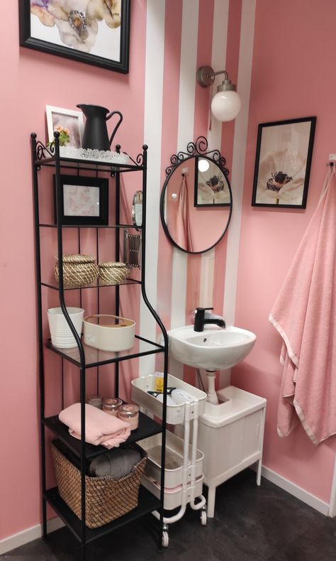 Black And Blush Bathroom, Pink Black White Bathroom, Black White Pink Bathroom, Pink And Black Bathroom Ideas, Pink Black And White Bathroom, Black And Pink Bathroom Ideas, Pink Black Bathroom, 1920's Aesthetic, Black And Pink Decor