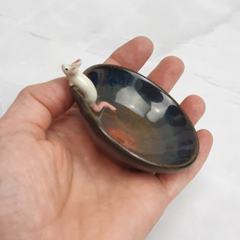 Stoneware ceramic bowl ringholder with white mouse by Leanne Franson of Scatteredfingers ceramics Silly Ceramics, Mouse Clay, Ceramic Mouse, White Mouse, Porcelain Dog, Pottery Animals, Porcelain Animal, Pottery Handbuilding, Clay Crafts Air Dry