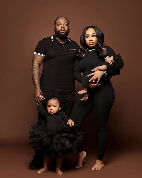 All Black Photoshoot Ideas Family, Black Outfit Photoshoot Ideas, Black Family Photoshoot At Home, Family Photo Ideas Black Family, Black Family Studio Photoshoot, Family Photo Outfits Black People, All Black Family Maternity Shoot, Black Outfit Photoshoot, Outfit Photoshoot Ideas