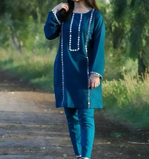 Black Shirt Design Women Pakistani, Plan Suit With Lace Design, Mirror Lace Design On Kurti, Mirror Suit Design, Mirror Lace Design On Suits, Plan Suit Designs, Plan Dress Design, Mirror Dress Design, Simple Neck Design