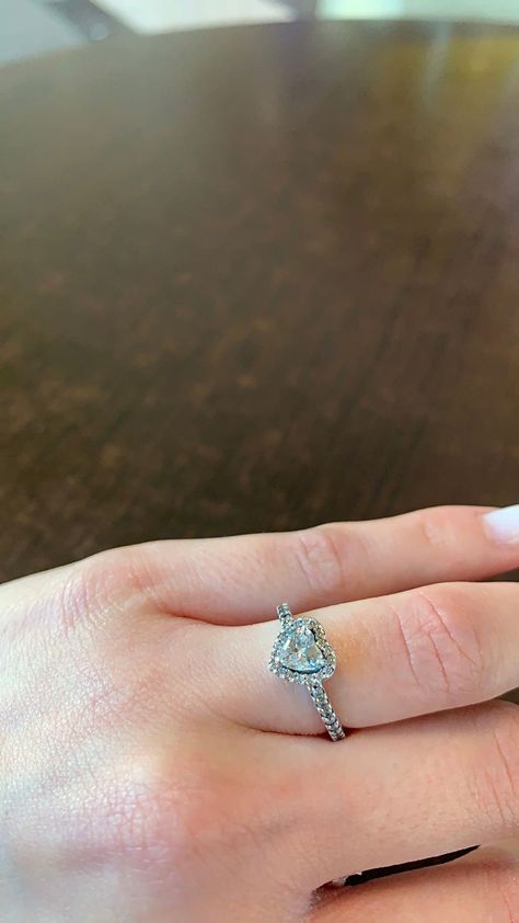 Pandora Rings On Hand, Heart Ring Aesthetic, Pandora Rings Aesthetic, Heart Ring Pandora, Pandora Heart Ring, Pandora Rings Heart, Pandora Bracelet Charms Ideas, Cute Promise Rings, Pandora Ring