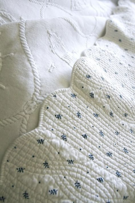 Light Blue Farmhouse Bedding, Blue Quilts Ideas Bedroom, Light Blue Cottage Bedroom, Blue Country Bedroom, Blue And White Bedrooms, White Bedding Ideas, Light Blue Quilt, Blue And White Bedroom Ideas, Blue And White Quilts