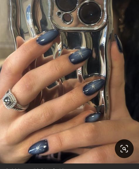 Cool Aura Nails, Nails Ideas Fall 2024, Dark Gel Nails Ideas, Trendy 2024 Nails, Gel Nail Designs 2024, Fall Dark Nails, Short Nails Dark, Dark Blue Nail Art Designs, Aura Nails With Chrome