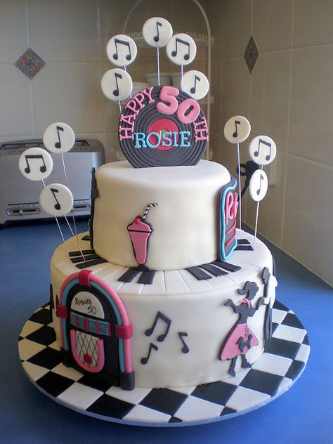 Cake - 50's Diner 03 by Sugar Siren (Francesca), via Flickr 50s Themed Birthday Cake, Diner Cake, 50s Cake, Grease Theme, Grease Party, 50s Theme, Rock Cake, 50s Party, 50th Cake