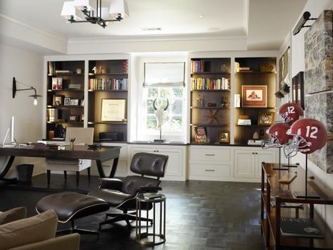 10 Sports-Themed Designer Spaces For True Fans Masculine Home Offices, Masculine Home Office Ideas, Masculine Home Office, Masculine Office, Contemporary Home Office, Bookcase Design, Built In Bookcase, Home Office Design, Chic Home