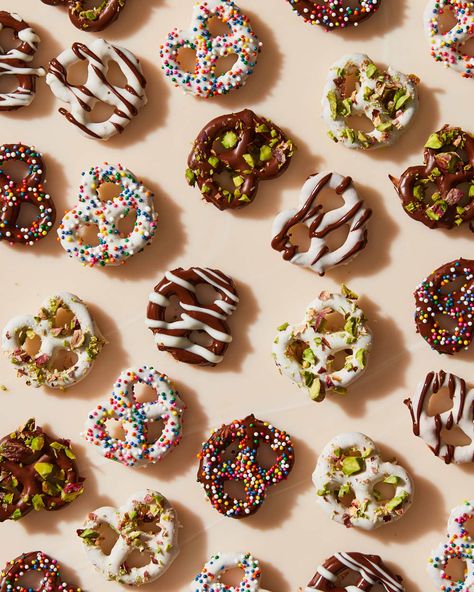 Chocolate Covered Pretzels Recipe, Pretzel Twists, Waffle Cookies, Covered Pretzels, Pretzels Recipe, Chocolate Pretzels, Recipes Appetizers And Snacks, Baking Project, Chocolate Covered Pretzels