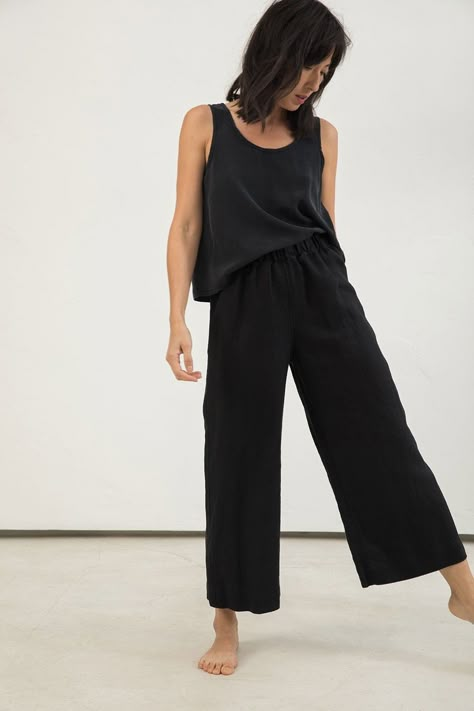 Relaxed style, colour blocking, wide legged trousers but still have some definition Minimal Stil, Linen Pants Outfit, Black Linen Pants, Peter Lindbergh, Black Linen, Mode Inspiration, Linen Pants, Minimal Fashion, Pants Outfit