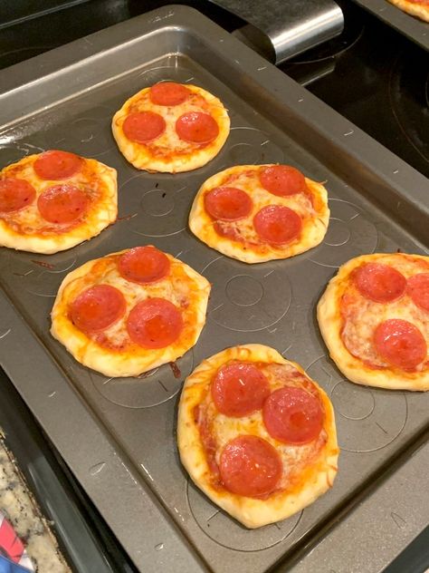 Lindsay's Sweet World: Easy Mini Pizzas (Using Biscuit Dough) Can Biscuits Ideas, Biscuits Ideas, Mini Pizza Recipes, Birdhouses Ideas, Biscuit Pizza, Kids Pizza, Canned Biscuits, Biscuit Dough, Mini Pizzas