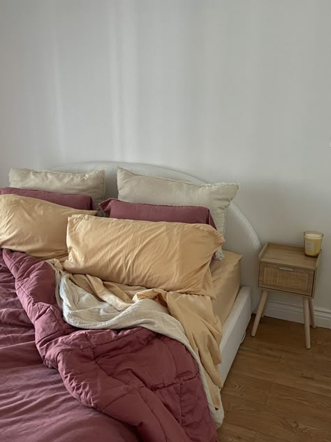 Fluffy Bedding Aesthetic, Aesthetic Bed Set Up, Super Cozy Bed, Bed Sheet Color Combination, Bedding Colour Combos, Layered Bedding Ideas Color Combos, Colorful Bedding Aesthetic, Bed Sheet Aesthetic, Room Inspo Colorful