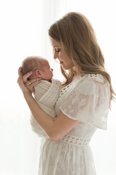 Gender Neutral Newborn Photography, Classic Newborn Photos, Newborn Natural Photoshoot, Avery Nursery, Nursery Photoshoot, Secret Pictures, Indoor Family Photography, Light And Airy Photography, Newborn Photo Pose