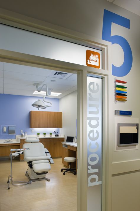 Procedure room. Glass, open, signage, warmer woods Procedure Room Design, Open Signage, Hospital Signage, Indoor Signage, Office Design Trends, Healthcare Interior Design, Contemporary Office Design, Office Waiting Rooms, Medical Office Design