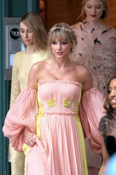 Taylor Swift Pink, Taylor Swift Fotos, Taylor Swift Web, Lover Era, Romee Strijd, Swift Photo, Taylor Swift Outfits, Elsa Hosk, Red Taylor