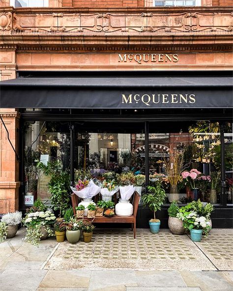 Flower Shop In Paris, Flower Shop Layout Plan, Flower Shop Aesthetic Vintage, Flower Shop Exterior Store Fronts, Small Flower Shop Interiors, Flower Store Design, Modern Flower Shop, London Flower Shop, Florist Interior