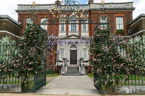 The Ranger’s House in Greenwich stood in for the exterior of the Bridgerton house. Photo: Liam Daniel/Netflix © 2022 Regency Aesthetic, Arsitektur Art Deco, Hampton Court Palace, Casa Vintage, Bridgetown, English Heritage, Regency Era, New Environment, Country Estate